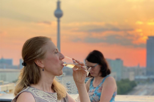 Frau trink Sekt vor berliner Skyline