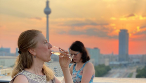 Frau trink Sekt vor berliner Skyline
